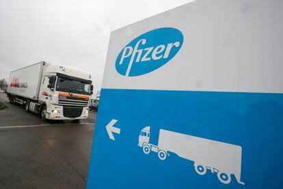 Un camión refrigerado abandona el 3 de diciembre la planta de fabricación de Pfizer en Puurs (Bélgica).