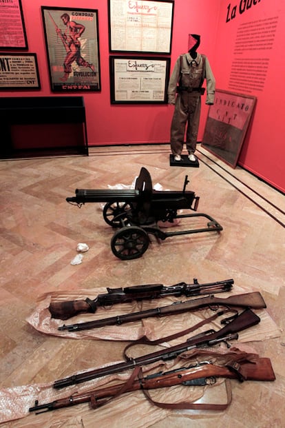 Los comisarios de la exposición han adquirido numeroso material a coleccionistas, como estas armas y uniformes anarquistas, o los carteles propagandísticos.