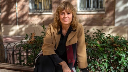 Emma Su‡rez posa encima de un banco en la Plaza Chamberí en Madrid.