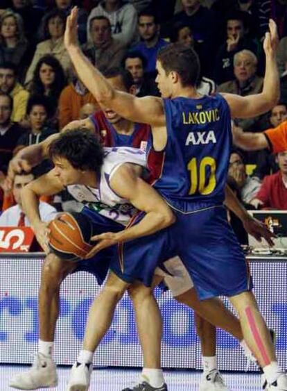 Raúl López y Lakovic, en una acción del encuentro.