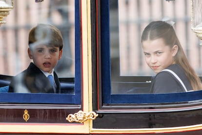 El príncipe Luis acompañado de su hermana, la princesa Carlota, montados en un carruaje real este sábado en Londres.  
