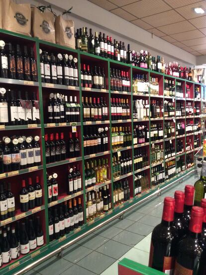 Estantería de vinos en un supermercado.