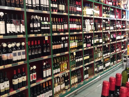 Estantería de vinos en un supermercado.