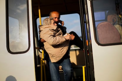 Los 101 civiles evacuados han llegado tras un viaje de casi tres días, después de lograr salir de los búnkeres y túneles de la planta metalúrgica de Azovstal. 