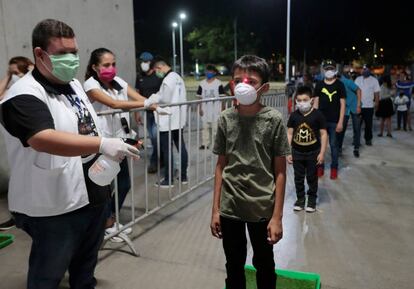 Toma de temperatura en el polideportivo Alexis Arguello, en Managua, el pasado 25 de abril.