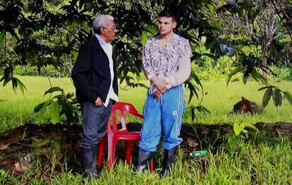 Imagen de un vídeo de las FARC de la liberación del soldado Cristian Moscoso, junto al guerrillero Joaquín Gómez.