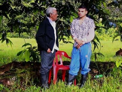 Imagen de un vídeo de las FARC de la liberación del soldado Cristian Moscoso, junto al guerrillero Joaquín Gómez.