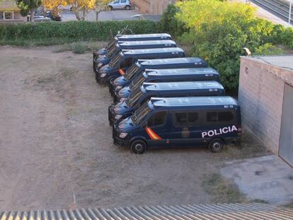 Furgons de la Policia Nacional al pati de la caserna de la Guàrdia Civil a Reus.