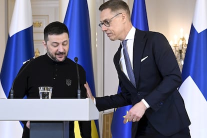 El presidente de Ucrania, Volodímir Zelenski, y su homólogo finlandés, Alexander Stubb, en una rueda de prensa conjunta, este miércoles en Helsinki.