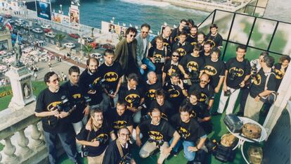 Distintos reporteros gráficos acreditados en el festival de San Sebastián, junto con el director Tim Burton y el actor Michael Keaton, en 1989, en la presentación de 'Batman'.