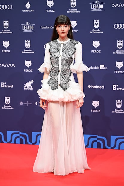 Mireia Oriol (‘Soy Nevenka’), con un vestido blanco y negro de la colección otoño-invierno 2025 de Giambattista Valli. El diseñador italiano justo anunciaba esta semana la cancelación de su próximo desfile la semana que viene en la semana de la alta costura de París.