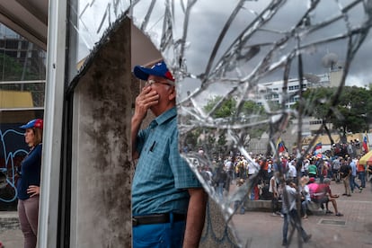 Miles de partidarios de la oposición protestan contra Nicolas Maduro en Caracas , Venezuela el 11 de mayo de 2019.