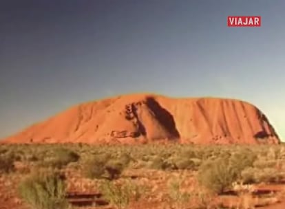 En el Trópico de Cáncer, el Sáhara es el desierto más extenso del mundo; en el de Capricornio, el monte Uluru destaca en medio de Australia.