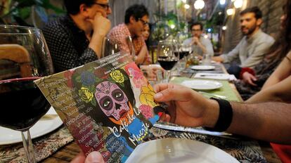 El Café de la Muerte ha desembarcado en Chile, aunque los primeros locales se remontan al  2010 en Reino Unido.