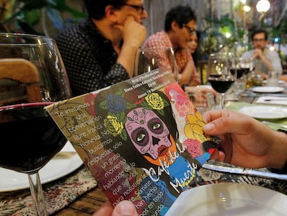 El Café de la Muerte ha desembarcado en Chile, aunque los primeros locales se remontan al  2010 en Reino Unido.