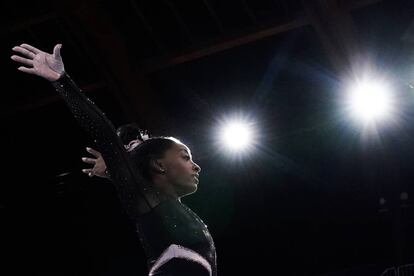 La gimnasta estadounidense Simone Biles, durante una sesión de entrenamiento. Biles, una de las estrellas indiscutibles de los Juegos Olímpicos de Tokio, saca brillo desde hace meses a su repertorio de saltos y piruetas para lograr en el Ariake Arene una gesta que no logró ni siquiera Nadia Comaneci: enlazar dos oros olímpicos consecutivos en el concurso completo.