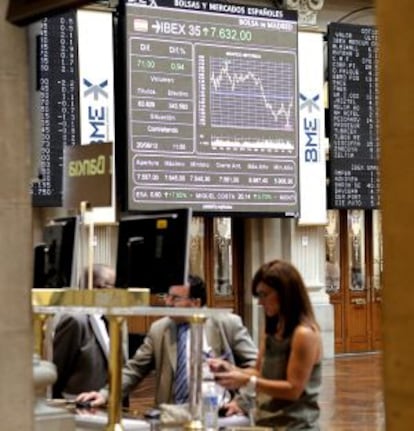 El panel de la Bolsa de Madrid refleja la evolución del IBEX 35, el principal indicador del mercado españo