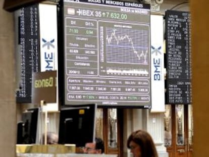 El panel de la Bolsa de Madrid refleja la evolución del IBEX 35, el principal indicador del mercado españo