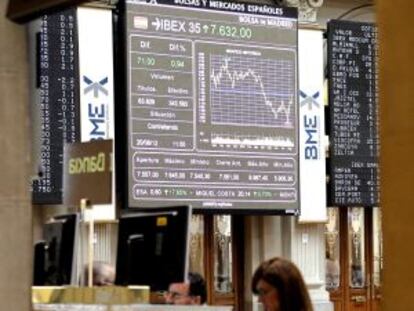 El panel de la Bolsa de Madrid refleja la evolución del IBEX 35, el principal indicador del mercado españo