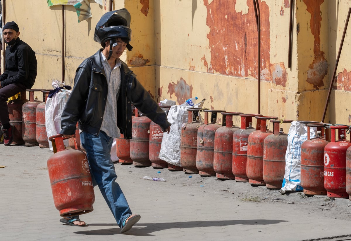 Escuelas cerradas y racionamiento del gas: el bloqueo de Ormuz azota a los países más pobres