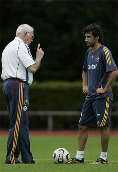 Luis Aragonés habla con Raúl durante el Mundial.