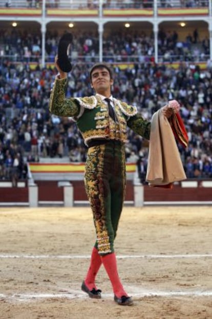 Miguel &Aacute;ngel Perera saluda tras cortar una oreja a su segundo toro en la 14&ordf; corrida de San Isidro.