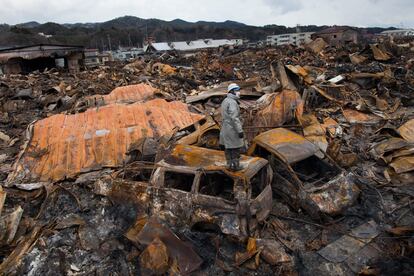 Un rescatista busca cuerpos en las ruinas de Kesennuma (390 kilómetros al noreste de Tokio) tras el terremoto, incendio y tsunami que asoló la zona en 2011.