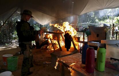 Un agente de la Agencia ambiental de Brasil quema un campamento de mineros a orillas del río Uraricoera, en el estado de Roraima, Brasil.