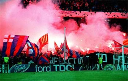 A un campo de fútbol no se puede acceder con bengalas ni con objetos contundentes. Aún así, los artefactos pirotécnicos siguen entrando todas las semanas a los estadios. En la imagen, los ultras del FC Barcelona, los Boixos Nois, encienden bengalas en el partido que enfrentó a su equipo contra el Real Madrid en abril de 2002.