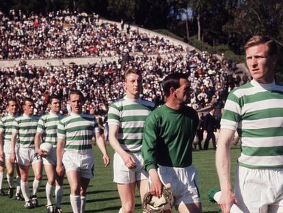 Los jugadores del Celtic de Glasgow saltan al césped del Estadio Nacional de Lisboa el 25 de mayo de 1967, en la final contra el Inter.