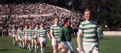 Los jugadores del Celtic de Glasgow saltan al césped del Estadio Nacional de Lisboa el 25 de mayo de 1967, en la final contra el Inter.