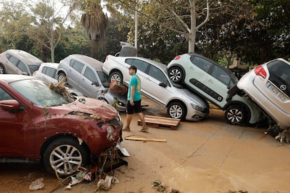 Estado en el que se encuentran varios vehículos por las intensas lluvias de la fuerte dana, este miércoles en Picaña, Valencia.
