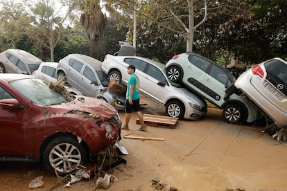 Estado en el que se encuentran varios vehículos por las intensas lluvias de la fuerte dana, este miércoles en Picaña, Valencia.
