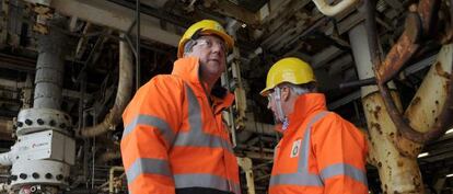 El primer ministro brit&aacute;nico, David Cameron (i), conversa un empleado durante su visita a la plataforma de BP en el mar del Norte, a alrededor de 160 kil&oacute;metros al este de Aberdeen (Escocia).