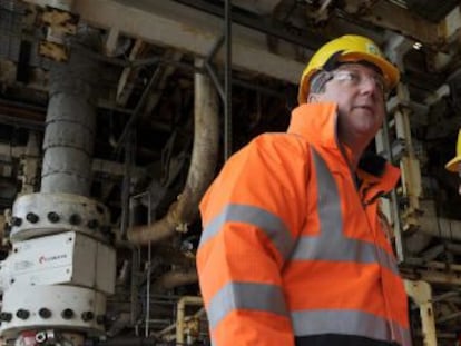 El primer ministro brit&aacute;nico, David Cameron (i), conversa un empleado durante su visita a la plataforma de BP en el mar del Norte, a alrededor de 160 kil&oacute;metros al este de Aberdeen (Escocia).