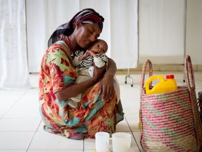 Una mujer abraza a su pequeño en un centro de alimentación terapéutica de Zway (Etiopía).