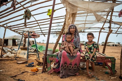 El campo de refugiados de Goudébou, cerca de Dori, al norte de Burkina Faso, acoge a unos 8.500 refugiados malienses que han huido de su país desde 2012. En la imagen, Bouchio Wallet Olamine, y sus dos nietas Fatoumata y Mouzda, de cuatro y dos años, bajo la estructura de su tienda de campaña destruida por una tormenta.