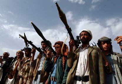 Rebeldes hutíes exhiben sus armas en Saná, a finales de junio.