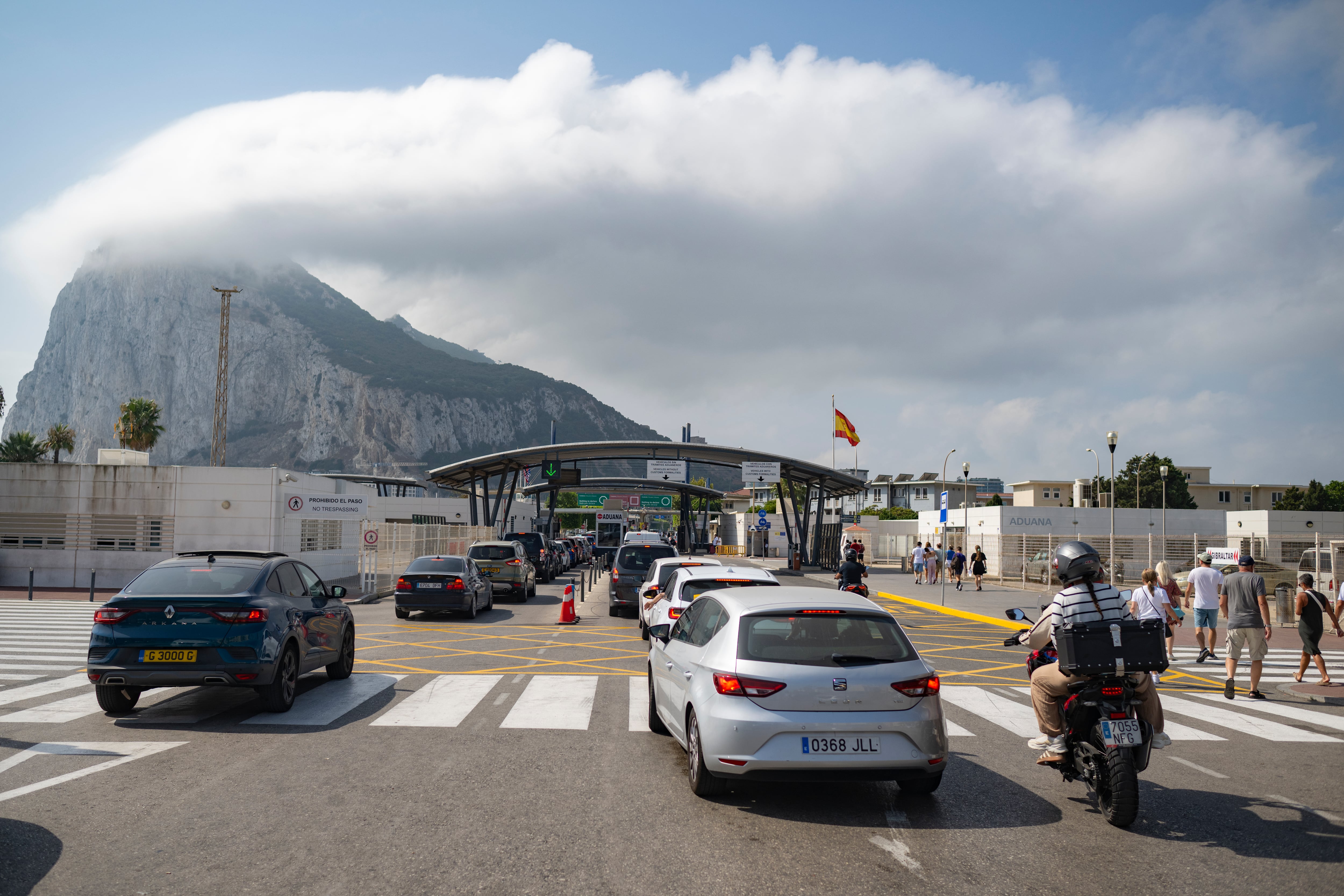 España y Reino Unido planean derrumbar la verja con Gibraltar el próximo enero
