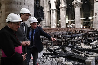 O primeiro-ministro canadense, Justin Trudeau (centro), o reitor da catedral de Notre Dame, Patrick Chauvet (esquerda), e o arquiteto chefe de Notre Dame, Philippe Villeneuve (direita), visitam a catedral.