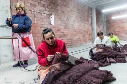 Redeiras de Malpica de Bergantiños (A Coruña), arreglando redes en el local de la Federación Gallega de Rederas Artesanas.