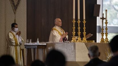 El arzobispo Salvatore Cordileone en la catedral de Santa María de la Asunción en San Francisco, California.