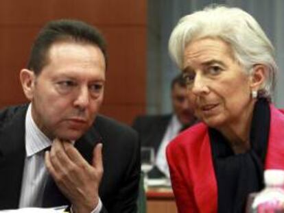En la imagen, el ministro griego de Finanzas, Giannis Stournaras (i) y la Directora Gerente del Fondo Monetario Internacional (FMI), Christine Lagarde. EFE/Archivo
