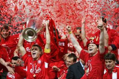 Gerrard, capitán del Liverpool, levanta la Copa de la Liga de Campeones el mes pasado en Estambul.