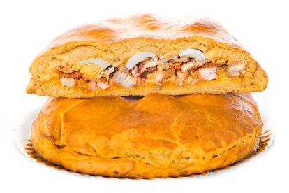 Hornazo con su tradicional relleno de embutidos y huevo duro. 