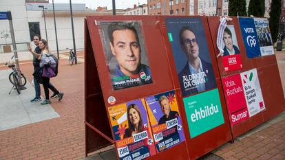 Carteles electorales de los candidatos a lehendakari, en una calle de San Sebastián.