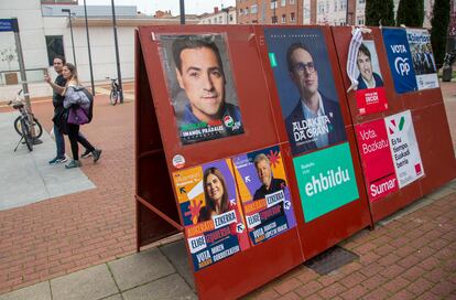 Carteles electorales de los candidatos a lehendakari, en una calle de San Sebastián.