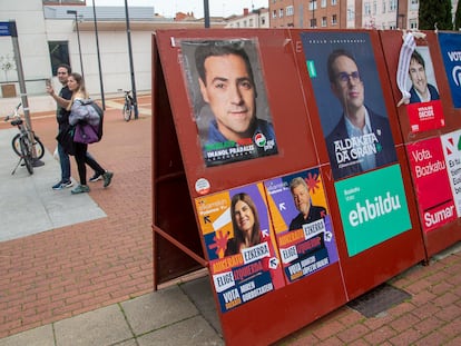 Carteles electorales de los candidatos a lehendakari, en una calle de San Sebastián.