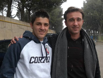 Juanele, a la derecha, con David Villa en 2004.