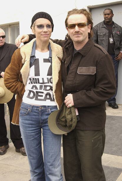 Annie y Bono eran grandes amigos de Nelson Mandela. En esta imagen, ambos cantantes viajaron hasta la prisión de Robben Island, donde Mandela estuvo preso 18 años. La foto es de 2003.